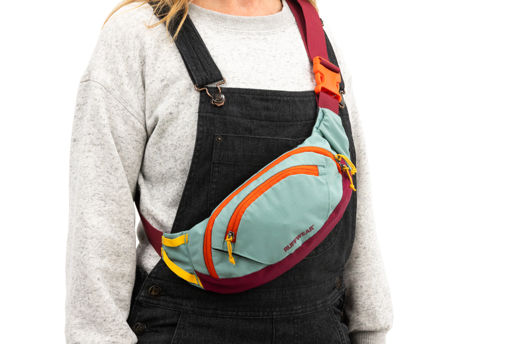 CompressedPNG-3591_Home-Trail-Hip-Pack_River-Rock-Green_Lifestyle-Front_STUDIO.png